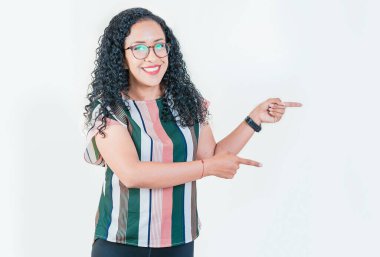 Neşeli afro kız münferit bir teklifi işaret ediyor. Güzel Latin kız yan tarafı işaret eden bir afiş gösterdi. Mutlu, genç afro kadın, yanında bir terfiyi işaret ediyor