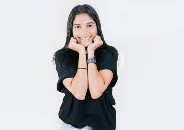 İzole bir şekilde gülümseyen Latin kızın portresi. Latin Amerikalı kız yüzünü kapat ve kameraya gülümse. Nikaragualı genç bir kadın kameraya gülümsüyor