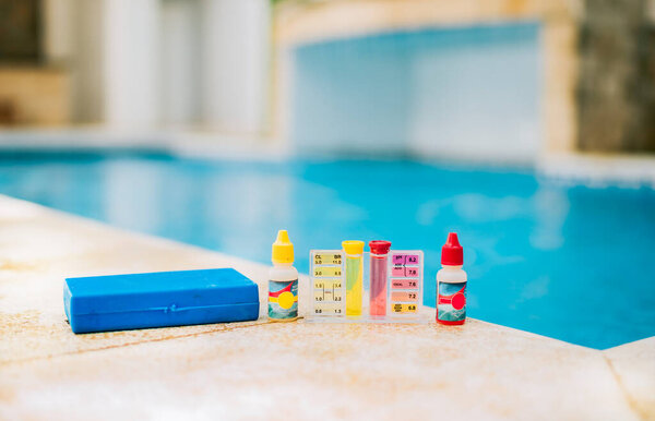 Комплект для тестирования воды на краю бассейна. Набор для тестирования хлора для бассейнов. Тестер хлора и кислорода для бассейнов