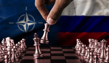 Rusya ve NATO arasındaki siyasi gerginlik. Rusya satranç tahtasında NATO bayrağına karşı