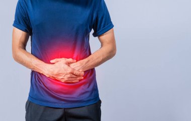 Mide ağrısı olan kişi, mide sorunları olan konsept, sindirim sorunu olan adam, mide ağrısı olan adam, izole edilmiş.