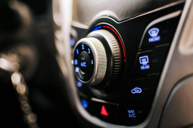Arabanın klima kontrol panelinin yan görüntüsü. Bir arabanın klima düğmesi. Otomotiv klima anahtarı panelini kapat