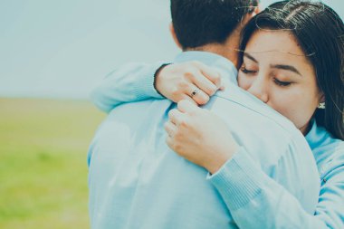 Tarlada birbirini seven bir çift kavramı, bir kızın sevgi dolu kucaklaşması, bir kızın sevgi ve rahatlık dolu kucaklaşması.