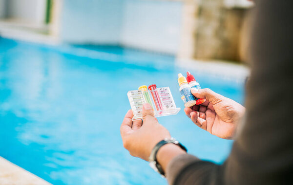 Испытания PH бассейна. Ручной прибор для измерения содержания хлора и ph в бассейнах