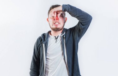 İzole bir arka planda burun köprüsü sorunu olan bir adam. Burun köprüsü ağrısı olan acı çeken bir adam izole edilmiş.