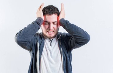 Migren masajlı ızdırap çeken adam izole edildi. Baş ağrısı ve migren konsepti