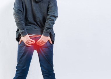 Basur sorunu olan kişi izole edildi. Hemoroit ve kabızlık sorunu olan tanınmayan bir adam.