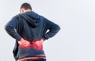 Sırtı ağrıyan birinin arka görüntüsü izole edilmiş. Bel sorunları konsepti. Omurga sorunları olan bir erkek.
