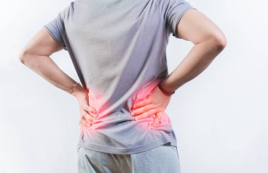 Omurga sorunları olan biri izole edilmiş. Sırtı ağrıyan birinin arkadan görünüşü izole edilmiş. Bel problemleri konsepti