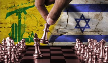Satranç tahtasında İsrail Hizbullah bayrağına karşı konsepti. Hizbullah ve İsrail arasındaki savaş. Satranç tahtası parçaları konusunda Hizbullah ve İsrail arasındaki anlaşmazlık