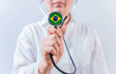 Doktor, Brezilya bayrağıyla steteskop gösteriyor. Brezilya Ulusal Sağlık Hizmetleri Konsepti