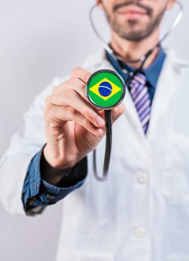 Brezilya sağlık ve sağlık sigortası konsepti. Brezilya Sağlık Sistemi, elinde setoskop tutan doktor