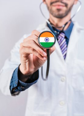 Hindistan sağlık ve sağlık sigortası konsepti. Hindistan Sağlık Sistemi, steteskopu tutan doktor
