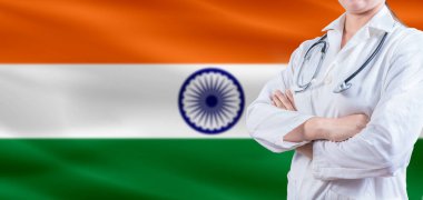 Hindistan bayrağında çapraz kollu bir doktor. Hindistan Sağlık ve Bakım Konsepti. Hindistan bayrağında kadın doktor