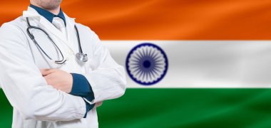 Hindistan Sağlık ve Bakım Konsepti. Hindistan bayrağında profesyonel doktor. Hindistan bayrağında çapraz kollu doktor