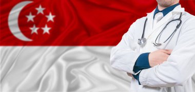 Singapur Sağlık ve Bakım Konsepti. Singapur bayrağında erkek doktor. Singapur bayrağında çapraz kollu doktor