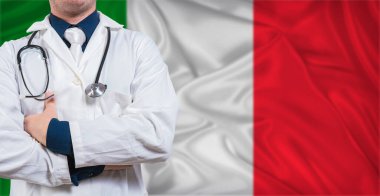 İtalya bayrağında steteskoplu bir erkek doktor. İtalyan bayrağında steteskop tutan doktor.