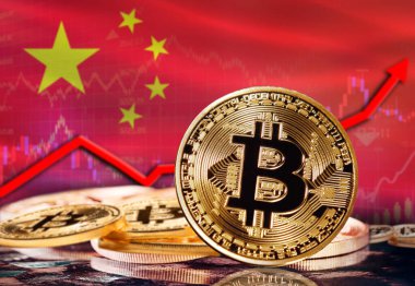 Arka planda Çin bayrağı olan Bitcoin. Arka planda Çin bayrağı dalgalanırken Bitcoin