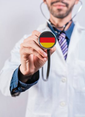 Almanya sağlık ve sağlık sigortası konsepti. Almanya Sağlık Sistemi, steteskopu tutan doktor