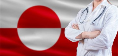 Grönland bayrağında çapraz kollu bir doktor. Grönland Sağlık ve Bakım konsepti. Grönland bayrağında kadın doktor