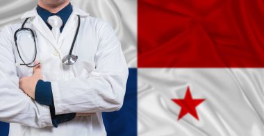 Panama bayrağında steteskop olan bir erkek doktor. Panama bayrağında steteskop tutan doktor.