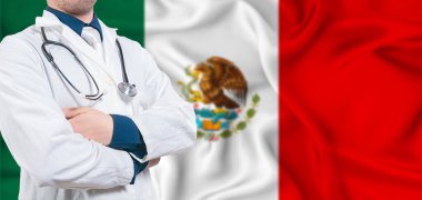 Meksika Sağlık Hizmetleri konsepti. Meksika bayrağında erkek doktor. Meksika bayrağında çapraz kollu doktor