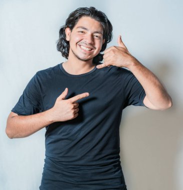 İşaret diliyle işaret eden kişi izole edildi. Gülümseyen insanlar işaret diliyle beni arıyor.