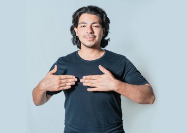 İşaret diliyle teşekkür eden adam izole edildi. İşaret dilinde GRATEFUL işaret eden kişi