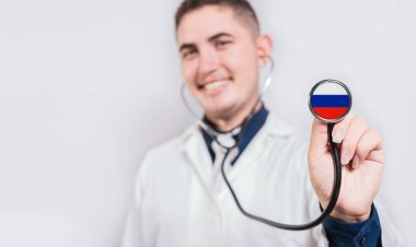 Doktor, Rusya Bayrağıyla Steteskop Gösteriyor. Rusya Ulusal Sağlık Konsepti