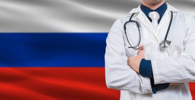 Rus bayrağında steteskoplu erkek doktor. Doktor Stetoskop Rus Bayrağında