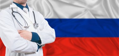 Rusya Sağlık Hizmetleri Konsepti. Rusya Bayrağı 'ndaki Erkek Doktor. Rusya Bayrağında Çapraz Kollu Doktor