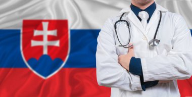 Slovakya bayrağında steteskoplu erkek doktor. Slovakya bayrağında steteskop tutan doktor