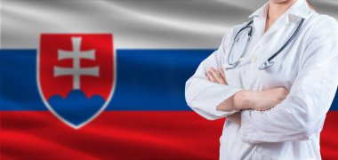 Slovakya bayrağında çapraz kollu bir doktor. Slovakya sağlık ve bakım konsepti. Slovakya bayrağında kadın doktor