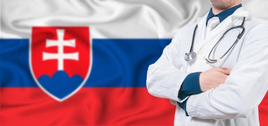 Slovakya sağlık hizmeti konsepti. Slovakya bayrağında erkek doktor. Slovakya bayrağında çapraz kollu doktor