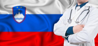 Slovenya sağlık hizmeti konsepti. Slovenya bayrağında erkek doktor. Slovenya bayrağında çapraz kollu doktor