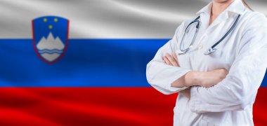 Sloan bayrağında çapraz kollu doktor; Slovakya sağlık ve bakım konsepti; Sloven bayrağında kadın doktor