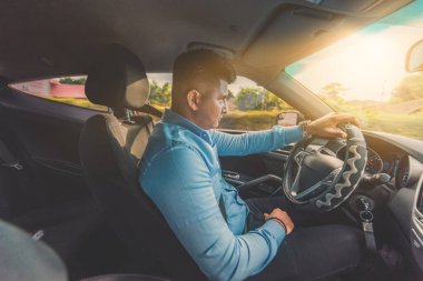 Arabasını süren genç bir adamın portresi. Arabasını kullanan bir erkek sürücü portresi.