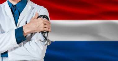 Hollanda bayrağında steteskoplu bir doktor. Hollanda bayrağında steteskop tutan doktor.