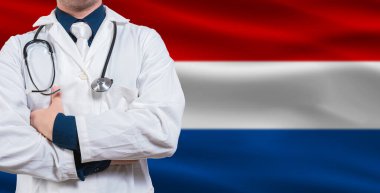 Hollanda bayrağında steteskoplu bir erkek doktor. Hollanda bayrağında steteskop tutan doktor.