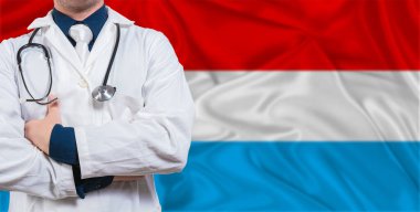 Lüksemburg bayrağında steteskoplu erkek doktor. Lüksemburg bayrağında steteskop tutan doktor.