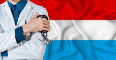 Lüksemburg bayrağında steteskoplu bir doktor. Lüksemburg bayrağında steteskop tutan doktor.