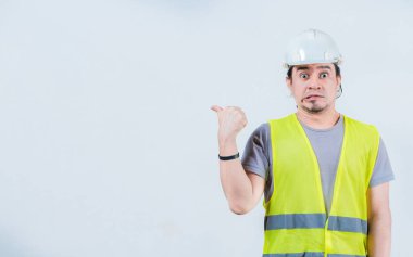 İzole edilmiş bir reklam alanını işaret eden şaşırtıcı bir müteahhit. Şaşırmış inşaat işçisi ıssız bir yeri işaret ediyor.