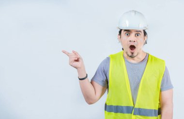 Şaşırtıcı mühendis yan reklamcılık alanını işaret ediyor. Şaşırtıcı mühendis yan tarafa bir reklam alanı gösteriyor.