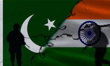 Kırık duvarda Hindistan, Pakistan bayrağına karşı. Hindistan ve Pakistan arasındaki anlaşmazlık. Hindistan ve Pakistan arasındaki siyasi gerginlik