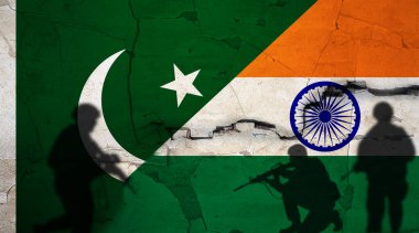 Kırık duvarda Pakistan 'a karşı Hindistan bayrağı. Hindistan ve Pakistan arasındaki anlaşmazlık. Hindistan ve Pakistan arasındaki siyasi gerginlik