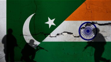 Kırık duvarda Pakistan 'a karşı Hindistan bayrağı. Pakistan ve Hindistan arasındaki anlaşmazlık. Pakistan ve Hindistan arasındaki siyasi gerginlik