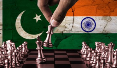 Satranç tahtasında Hindistan, Pakistan bayrağına karşı konsepti. Pakistan ve Hindistan arasındaki savaş. Pakistan ve Hindistan arasındaki satranç tahtası parçaları anlaşmazlığı