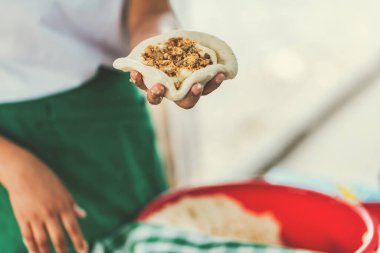 Satıcının elleri çiğ pupusa hazırlıyor. Geleneksel pupusaların ayrıntıları