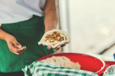 Geleneksel pupusaların ayrıntıları. Satıcının elleri çiğ pupusa hazırlıyor.