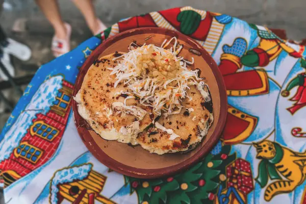 Mangalda geleneksel pupusaların en üst görüntüsü. Geleneksel ızgara peynirli pupalar.